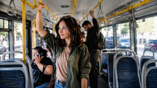 Une fille dans le bus