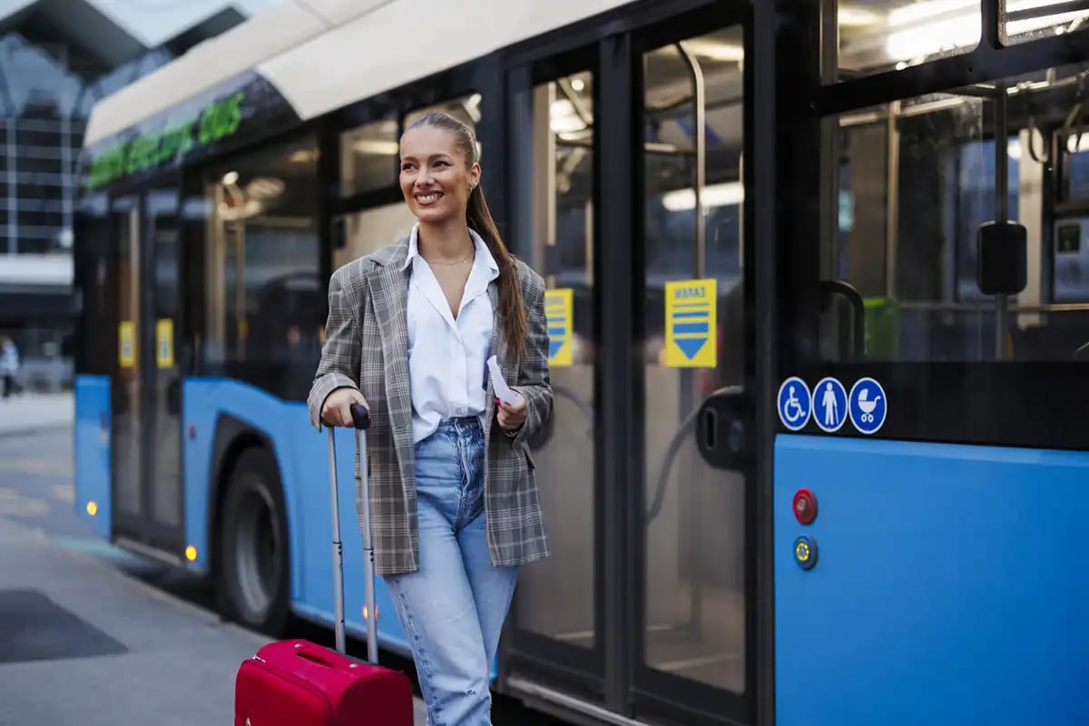 Une fille qui passe à côté d'un bus